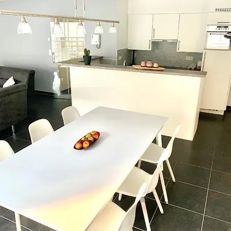 Emiel Centrum Met Garage Остенде